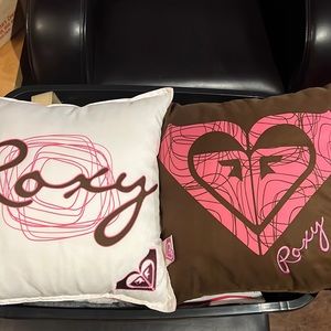 Throw pillows (2)